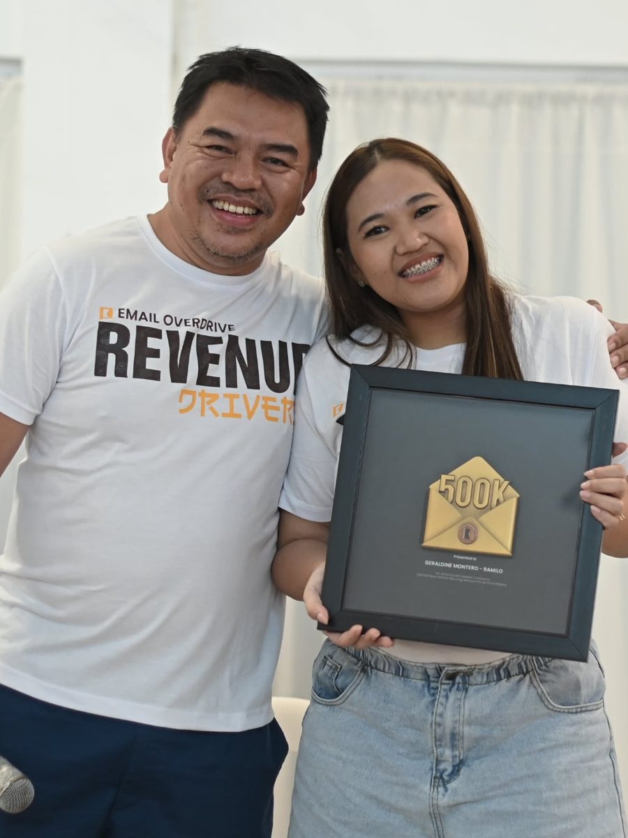 Den receiving her 500K award from Tatay Fred